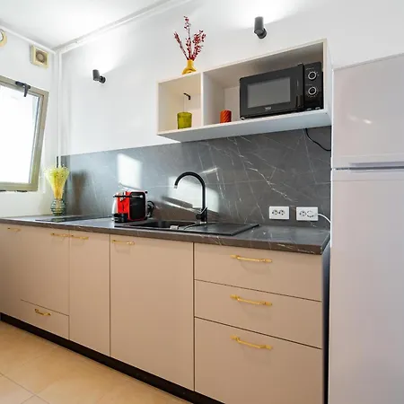Sky-high: 15th Floor Modern In Doamna Ghica Area Appartamento