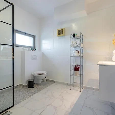 Sky-high: 15th Floor Modern In Doamna Ghica Area דירה בוקרשט