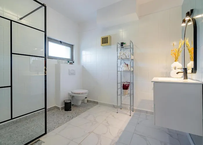 Sky-high: 15th Floor Modern In Doamna Ghica Area דירה בוקרשט