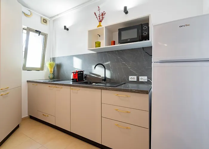 Sky-high: 15th Floor Modern In Doamna Ghica Area شقة